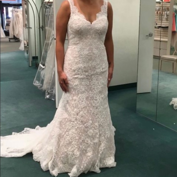 Elegant and timeless lace wedding dress with sequins and Swarovski crystal belt. - Picture 5 of 5